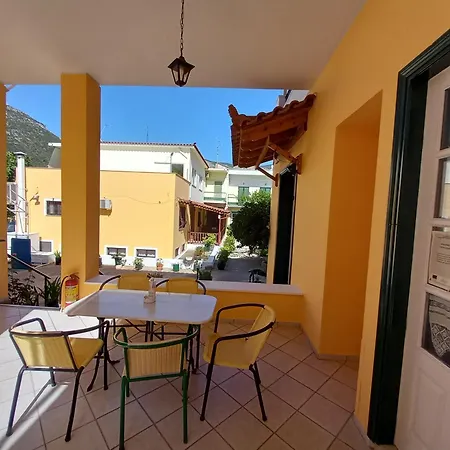 Ξενοδοχείο με διαμερίσματα κoσταρίνι 2*